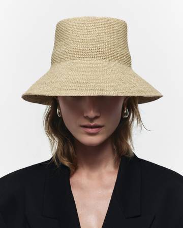 Felix Bucket - Janessa Leoné